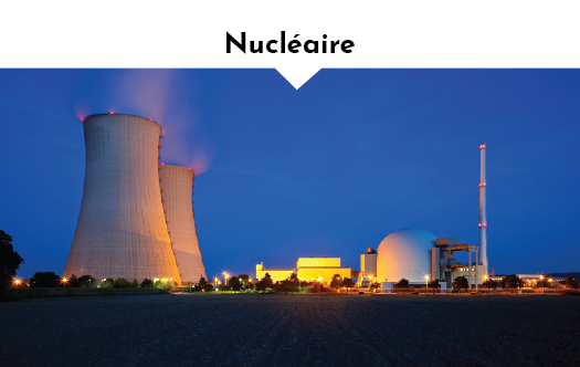 Centrale nucléaire moderne de nuit